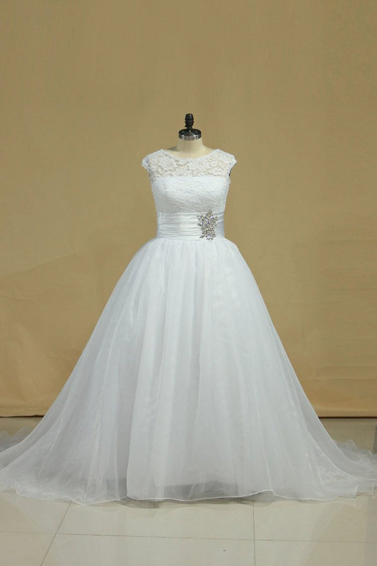 2024 Bateau Wedding Dress Ball Gown Organza & Lace With Beading